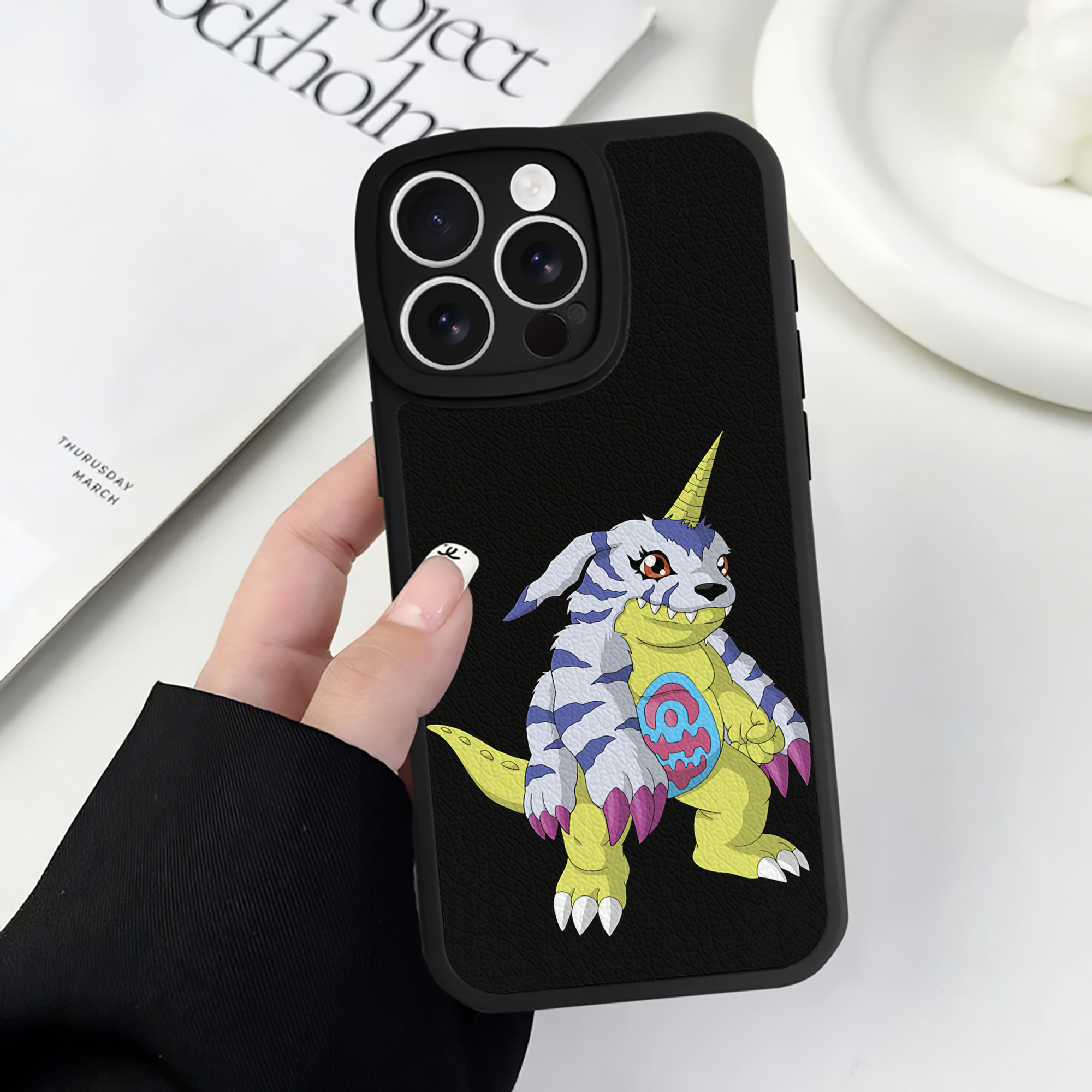 （画像用） Digimon デジタルモンスター/デジモン 【iPhone 16シリーズ対応】シリコンスマホケース（レザー調） 材質：シリコン
